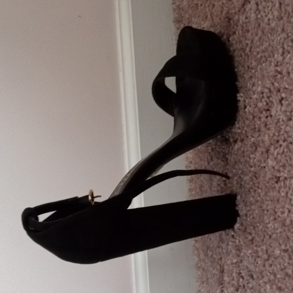The So Me shoes are black and goes with anything and the size is a 6. - Picture 2 of 6